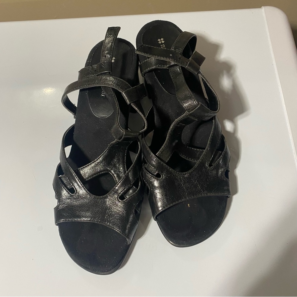 Women’s black Cute sandals size 9